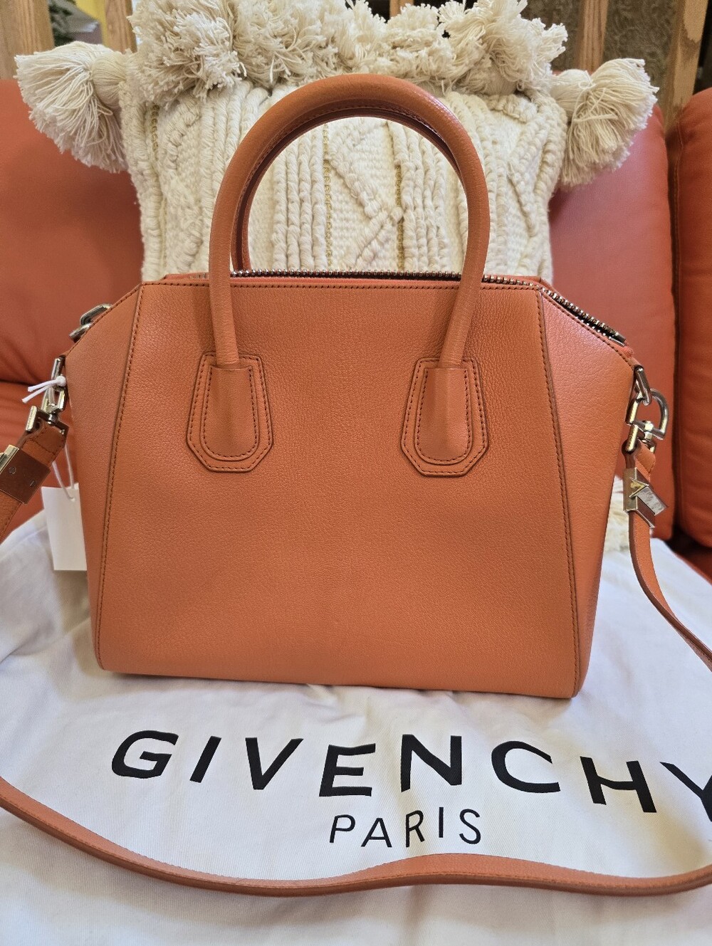 Givenchy Orange  Antigona Shoulder Bag  Goatskin Leather. - Picture 3 of 16